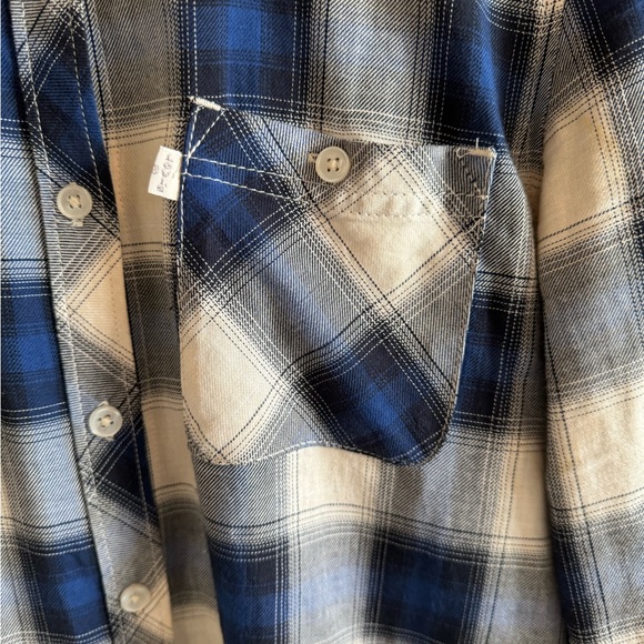 Women’s Size M Levi’s Plaid Button Down Shirt - Picture 15 of 17